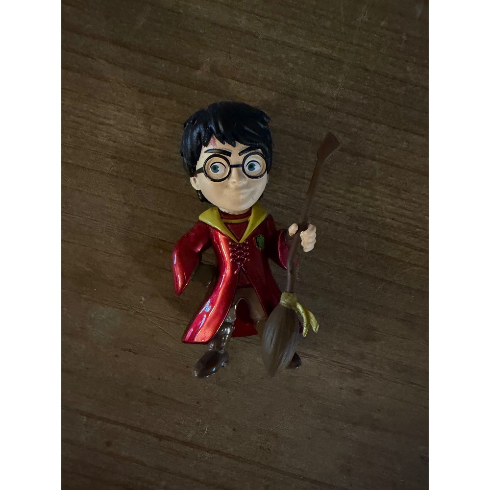 Harry Potter Quidditch Figurine‎ Gryffindor Robes Broomstick Miniature Figure